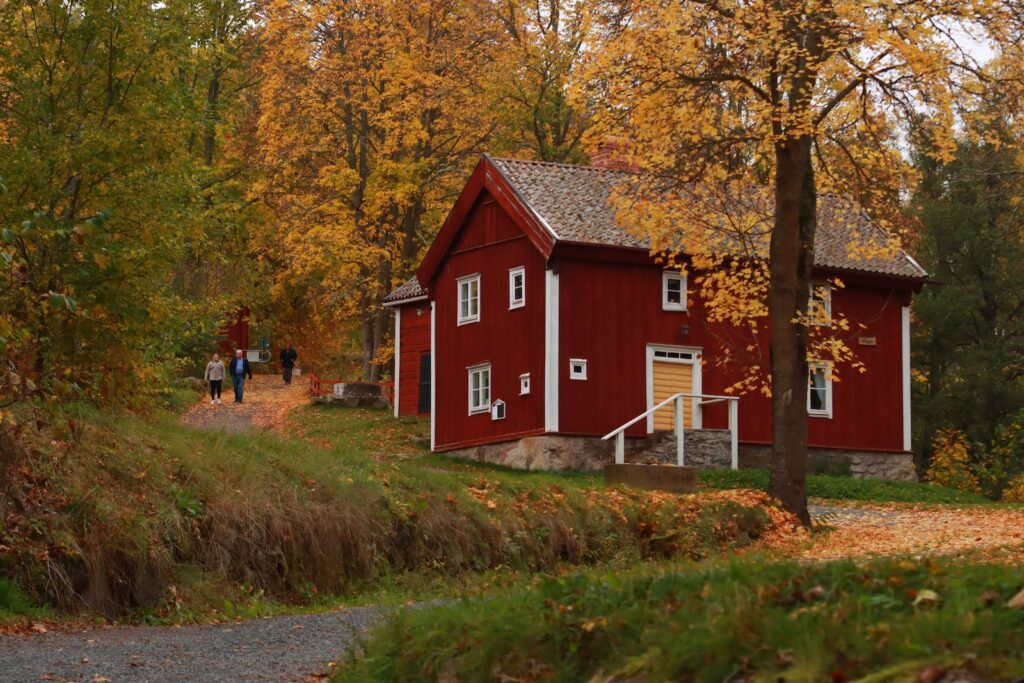 A modern, eco-friendly modular home showcasing the benefits of energy-efficient design and construction on an architectural website.